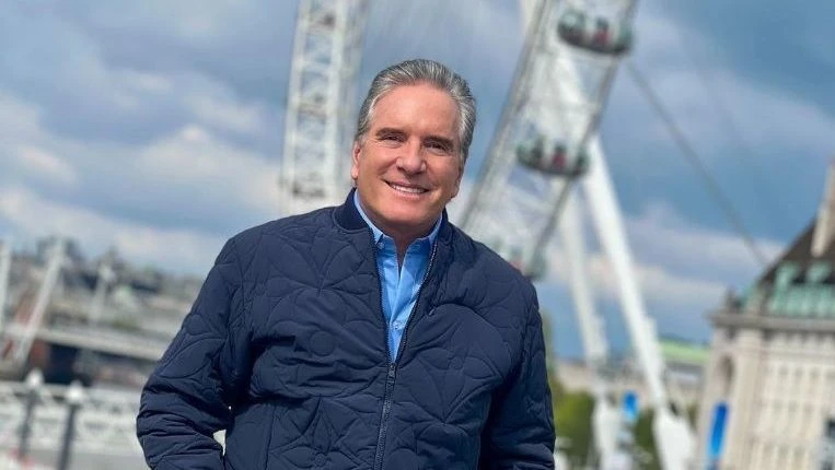 Roberto Justus posa ao lado de todos os filhos em clique raro