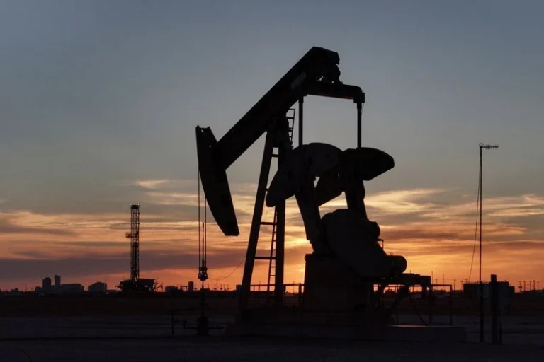 Petróleo ultrapassa US$ 100 após troca de tiros entre EUA e Irã em Ormuz