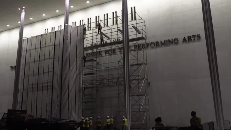 Equipes removem nome de Trump do Kennedy Center após prazo judicial