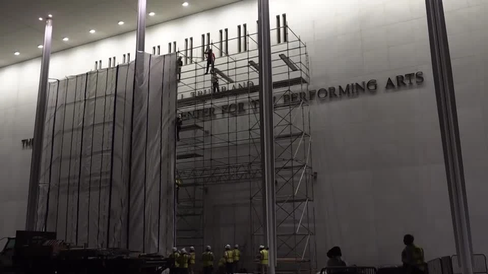Equipes removem nome de Trump do Kennedy Center após prazo judicial