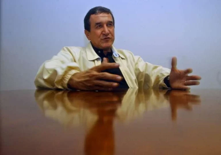 Parreira tem piora, volta a ser sedado e passará por cirurgia, diz boletim médico