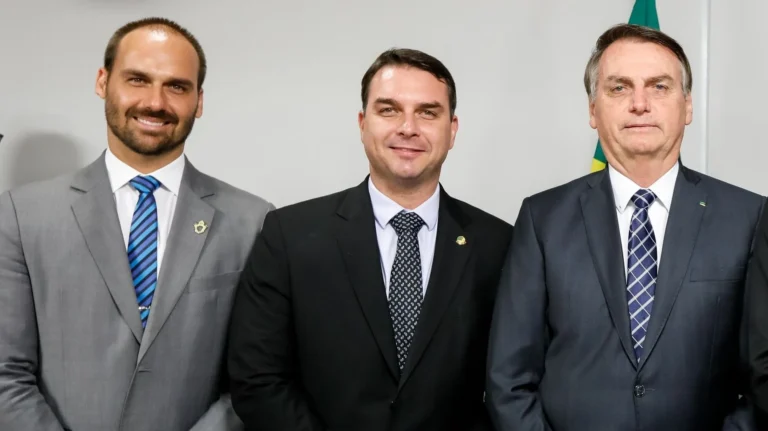 Pendências da PGR travam casos cruciais à família Bolsonaro