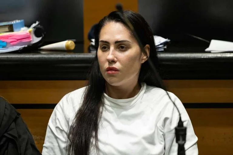 Monique Medeiros, mãe de Henry Borel, deixa cadeia após receber perdão judicial em julgamento pela morte do filho