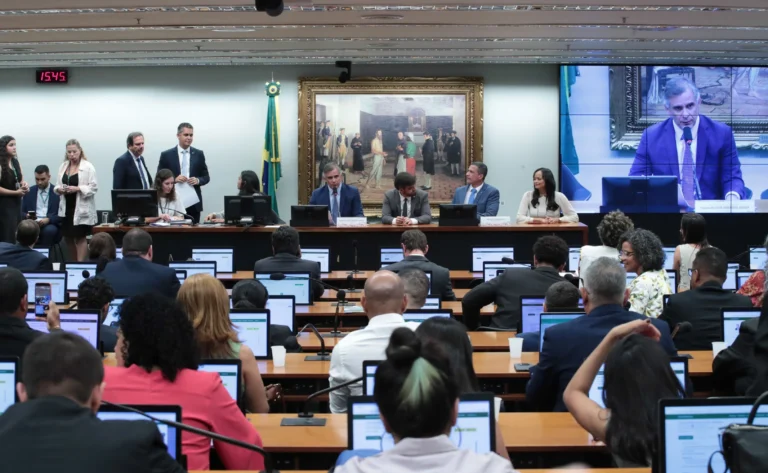 CCJ tem novo adiamento da votação da PEC que reduz maioridade penal