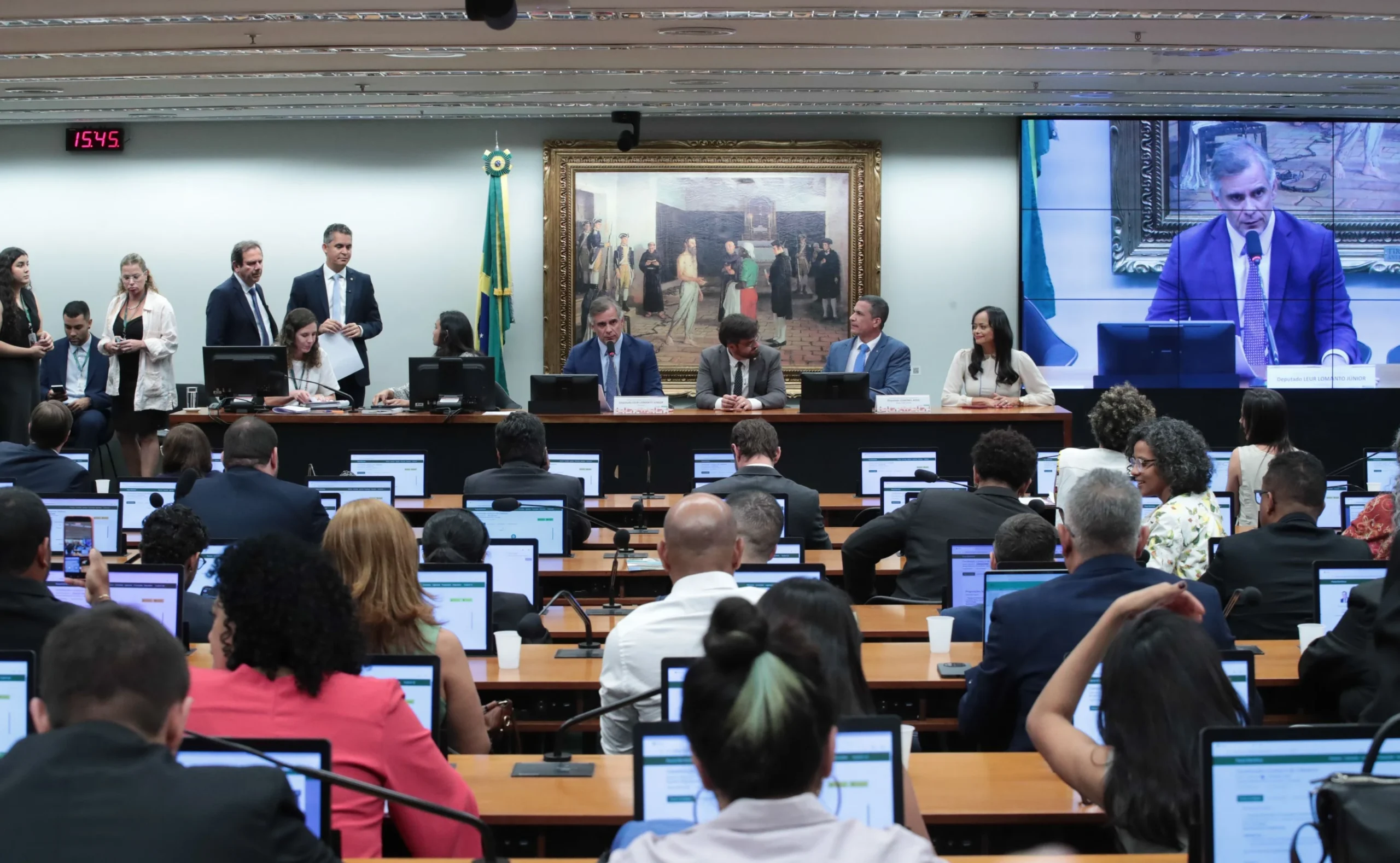 CCJ tem novo adiamento da votação da PEC que reduz maioridade penal