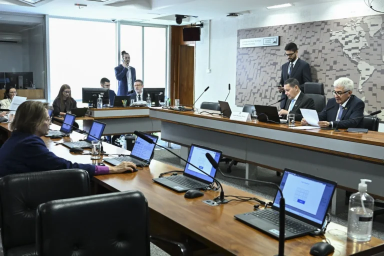 Comissão do Senado aprova ampliar acesso à internet em escolas públicas