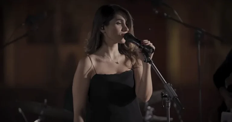 Cantora iraniana é condenada a 74 chibatadas, diz ONG