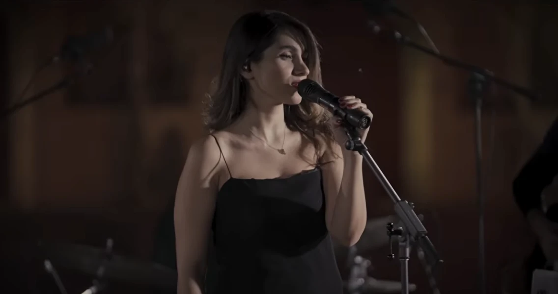 Cantora iraniana é condenada a 74 chibatadas, diz ONG