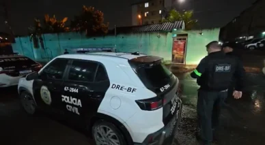 Preso quebra celular durante operação da Polícia Civil em Belford Roxo (RJ)
