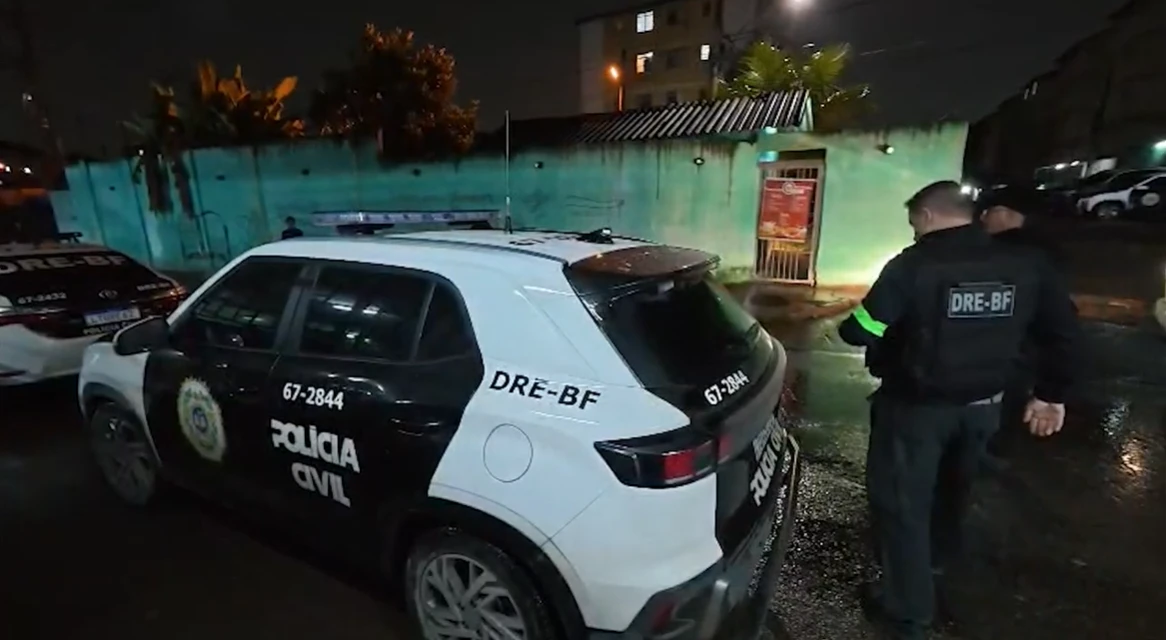 Preso quebra celular durante operação da Polícia Civil em Belford Roxo (RJ)
