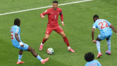 Atleta da RD Congo cutuca Cristiano Ronaldo após empate: “Já não é o mesmo