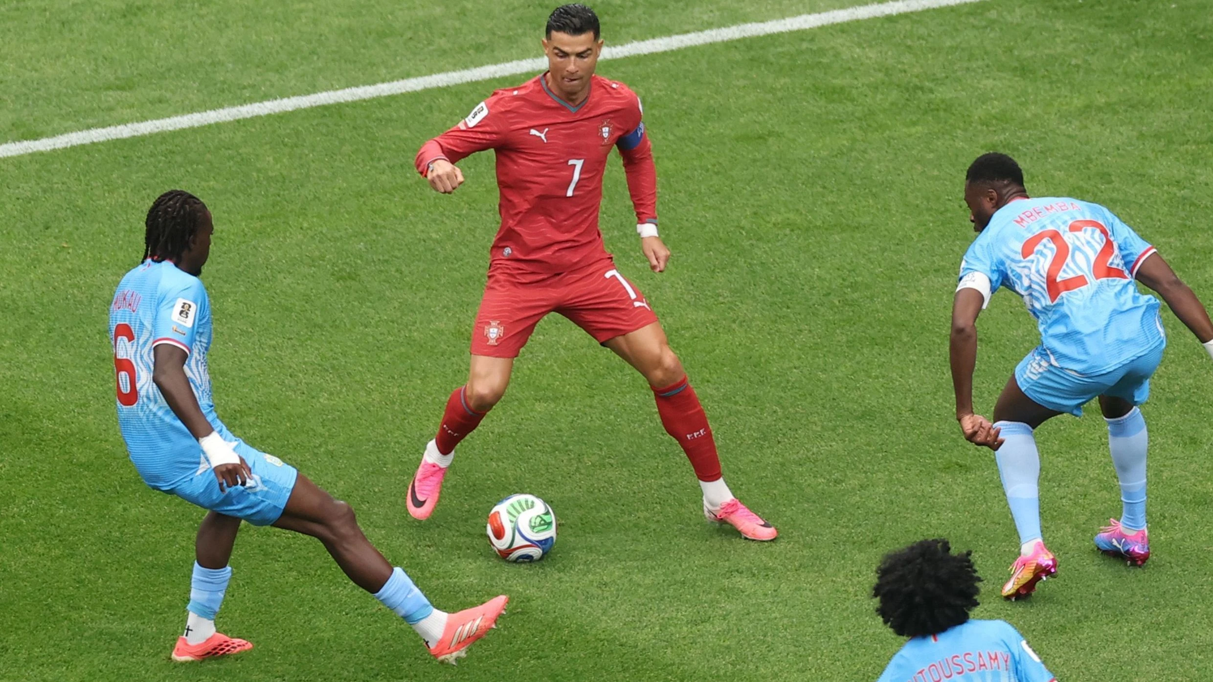 Atleta da RD Congo cutuca Cristiano Ronaldo após empate: “Já não é o mesmo