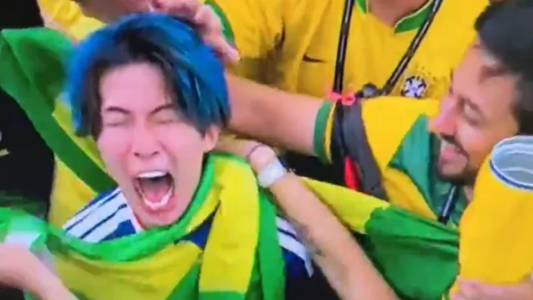 Torcedor do Japão é consolado por brasileiros após virada na Copa; veja
