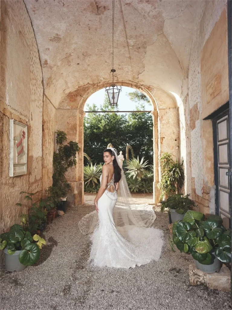 Dua Lipa compartilha fotos inéditas de festa de casamento: “Sr. & Sra.”