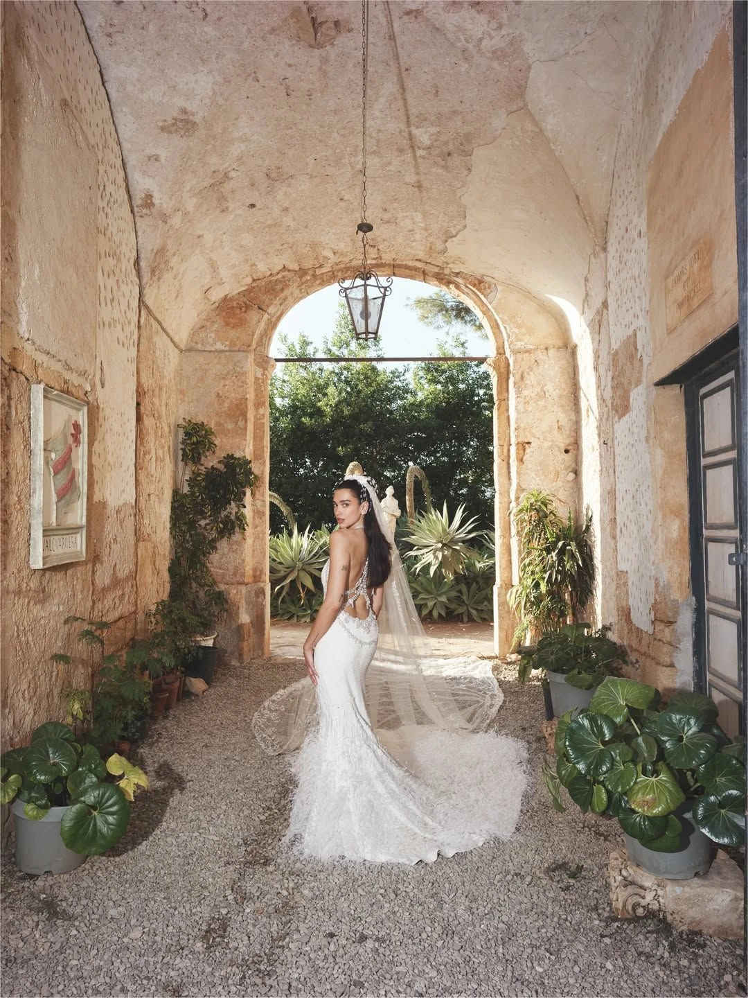 Dua Lipa compartilha fotos inéditas de festa de casamento: 