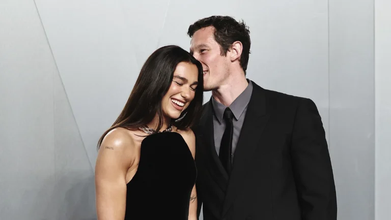 Dua Lipa e Callum Turner são flagrados aos beijos em lua de mel; veja fotos