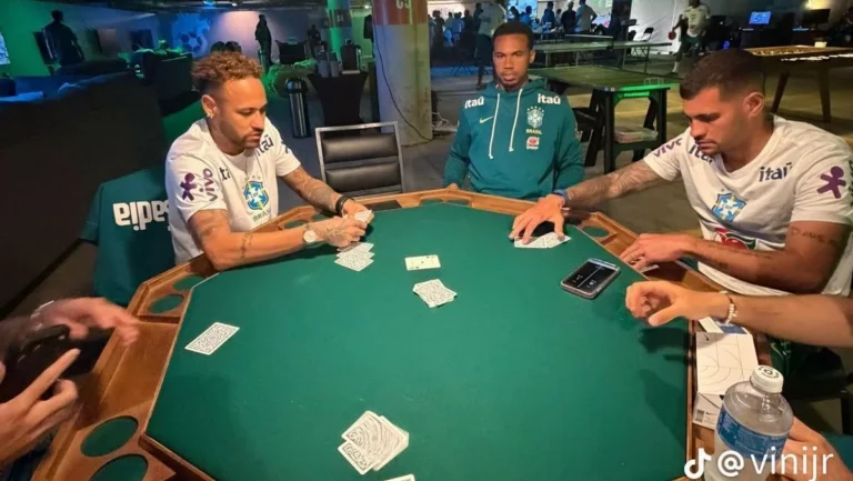 Vini Jr. publica foto em jogo de poker com Neymar