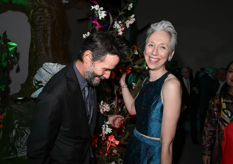 Keanu Reeves posa junto com namorada em evento em LA: “Fácil de amar”