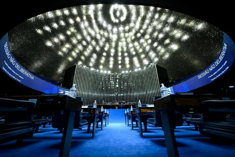 Senadores alinhados ao governo são cotados para relatar PEC da escala 6×1