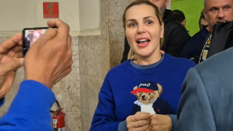 Na prisão, Deolane manda recado sobre cartas de amor de pretendentes