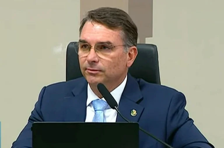 Operação contra produtora de Dark Horse tem “fins eleitoreiros”, diz Flávio