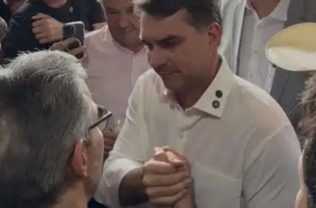 Flávio Bolsonaro e Zema se encontram em evento em BH: “Vamos tirar o PT”