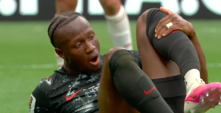 Imagem forte! Jogador do Canadá quebra perna após entrada de jogador do Catar