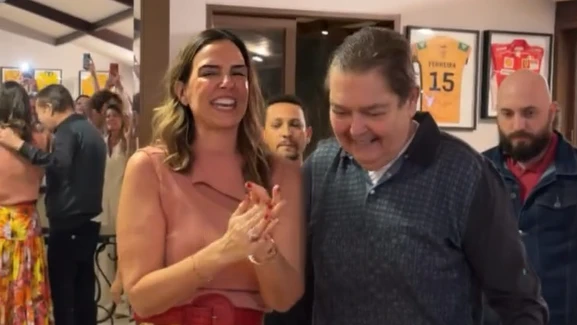 Após internação, Faustão faz rara aparição no aniversário da esposa