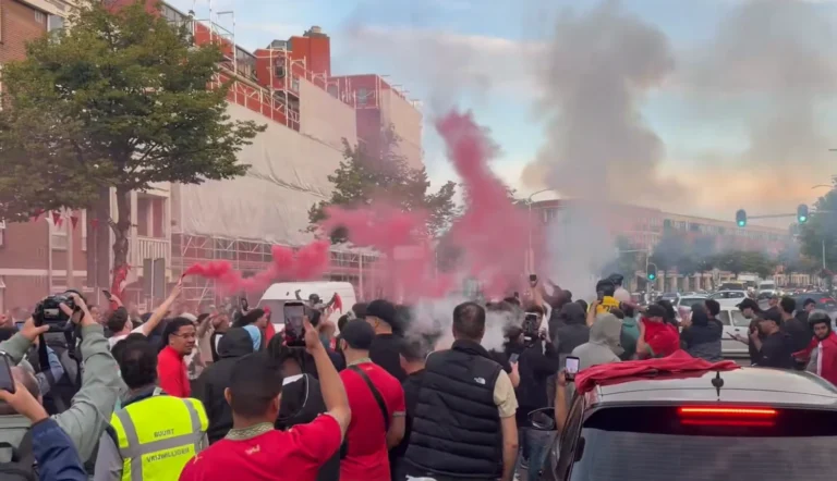 Torcedores marroquinos celebram em Haia após vitória contra Holanda na Copa