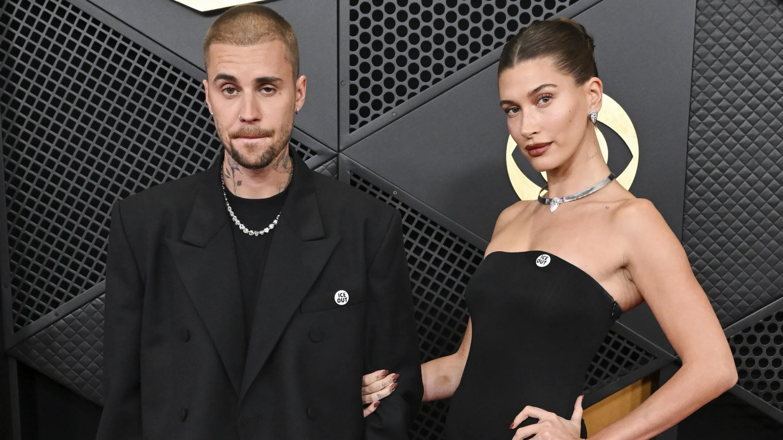 Hailey Bieber exibe tatuagem na virilha com nome de música de Justin Bieber