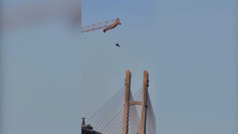 Vídeo: Piloto de parapente fica preso em guindaste na China