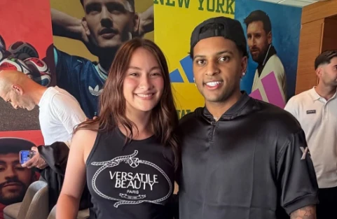 Fora da Copa, Rodrygo posa com atriz de “O Verão Que Mudou Minha Vida”