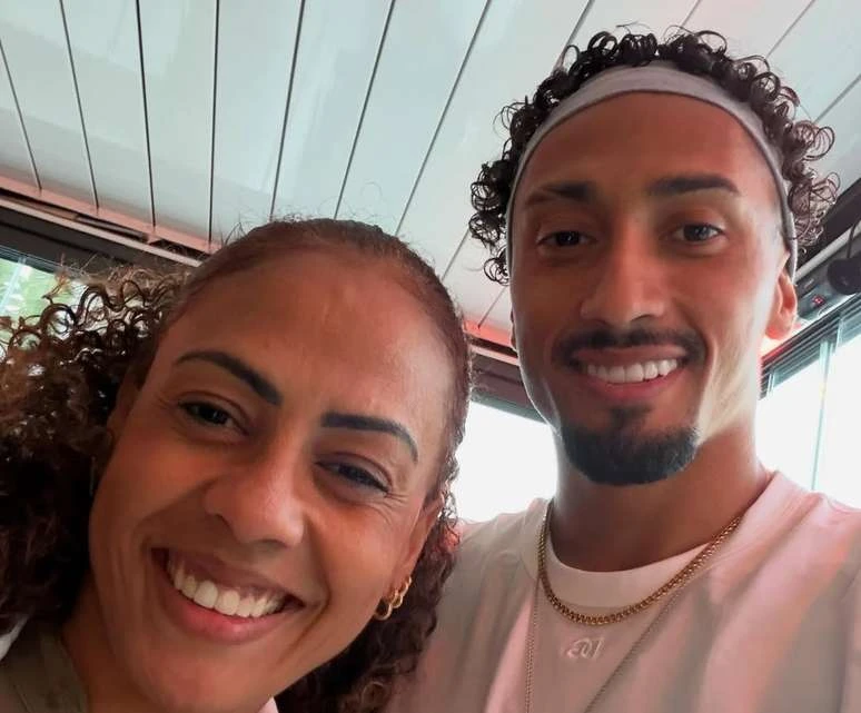 Mãe de Raphinha abre o coração sobre lesão do filho e detalha apoio familiar durante recuperação
