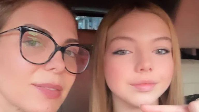 Sheila Mello teme “galera” em show e filha reage: “Ninguém te conhece”