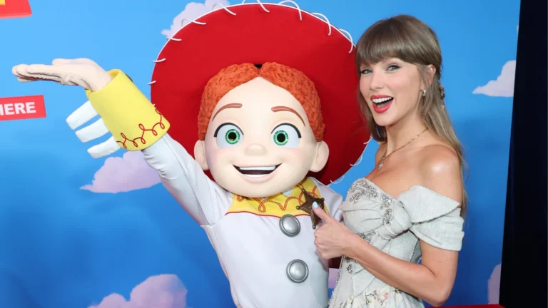 Taylor Swift canta clássico de “Toy Story” em pré-estreia de novo filme