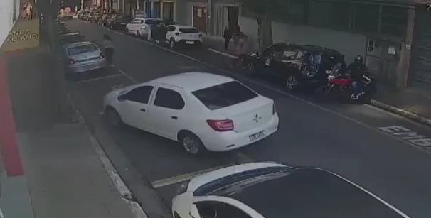 Vídeo mostra dupla que atirou em tenente momentos antes do crime; veja