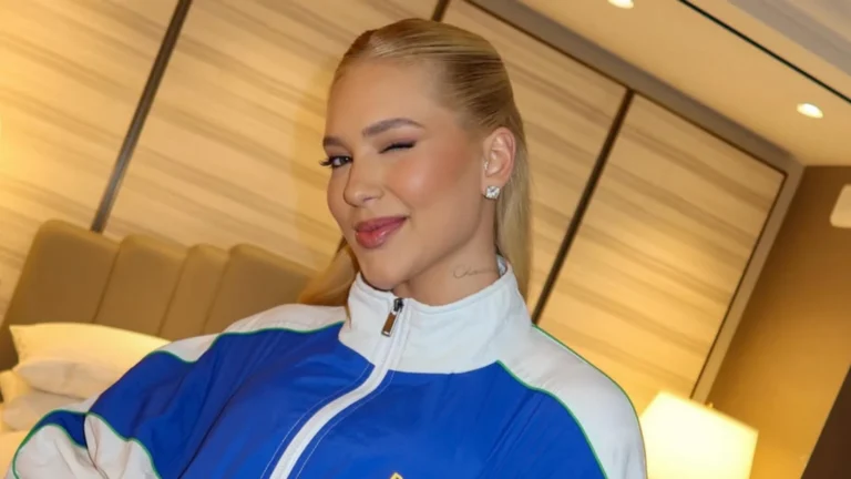 Com tanquinho à mostra, Virginia posta look para estreia da Seleção na Copa