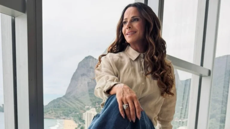 Viviane Araújo posa de biquíni e reclama do frio: “Não aguentamos mais”