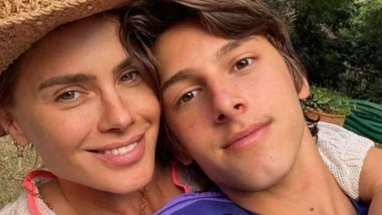  Filho de Carolina Dieckmmann choca com revelação sobre a mãe longe das câmeras: 'Não consigo'