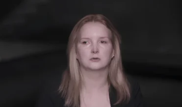 Filha de Elize Matsunaga deixa o Brasil aos 16 anos após novo filme da Netflix sobre o crime