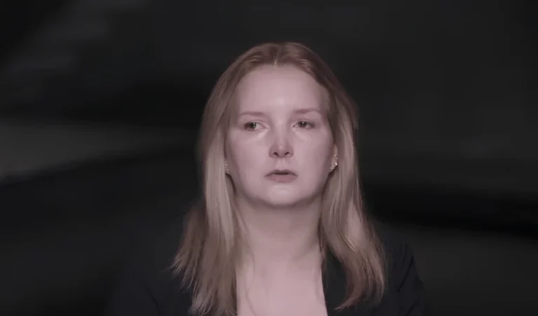 Filha de Elize Matsunaga deixa o Brasil aos 16 anos após novo filme da Netflix sobre o crime