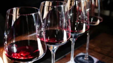 Polícia prende entregador de aplicativo por furto de vinhos importados