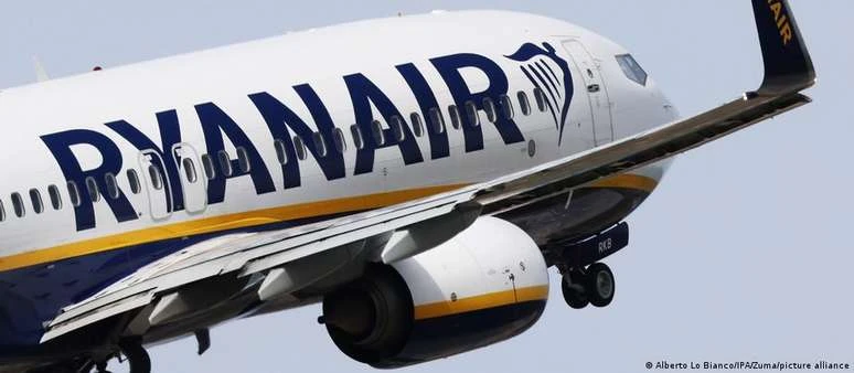 Passageiro é parcialmente sugado para fora após janela se partir em voo da Ryanair