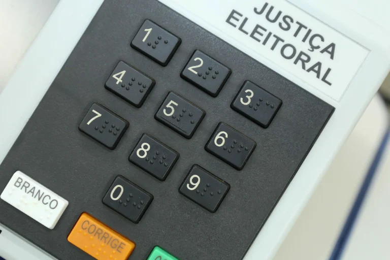 Análise: Pela 1ª vez, eleição acontece de fora para dentro