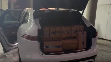 Policiais apreendem Jaguar branco com 66 caixas de remédios