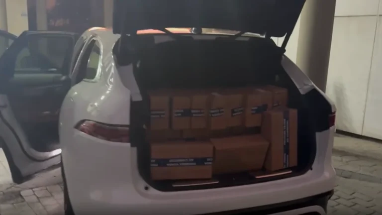 Policiais apreendem Jaguar branco com 66 caixas de remédios