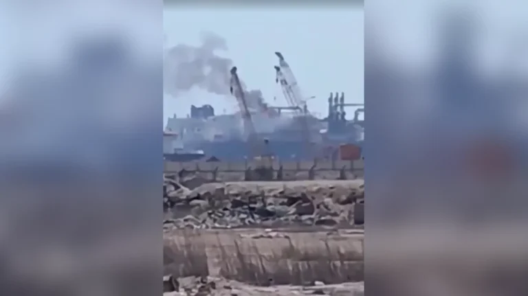 Drone atinge navio-tanque de armazenamento de gás em porto no Egito