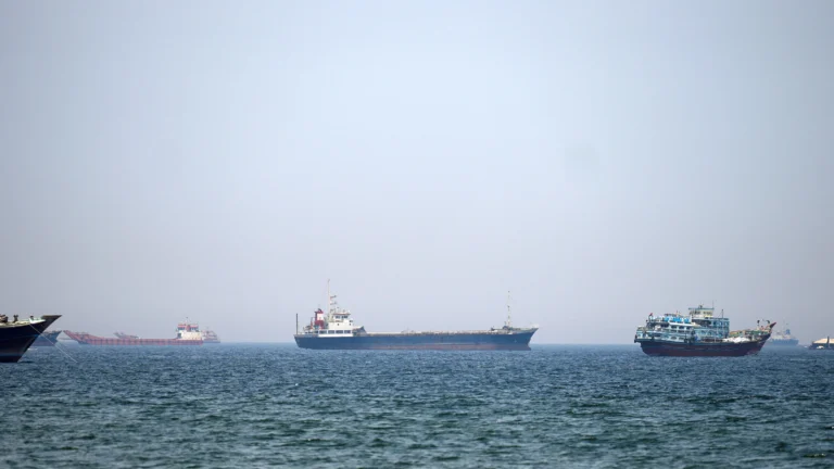 Petroleiro relata ataque com míssil no Estreito de Ormuz, informa agência