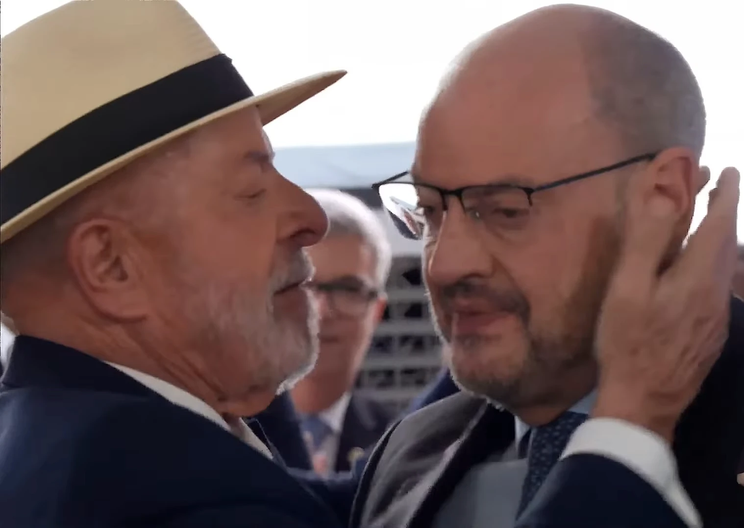 Couto chora em evento com Lula, que pede para governador 