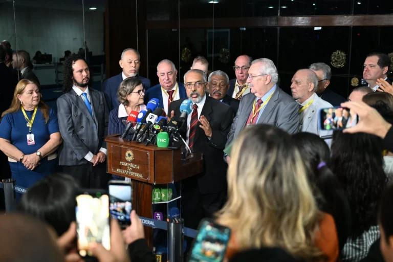 Alcolumbre recebe governistas e centrais, mas não indica votação da PEC 6×1